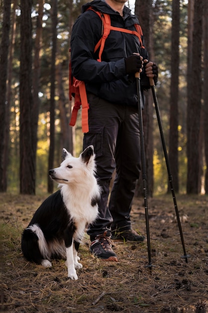 Hermoso perro blanco y negro y su dueño