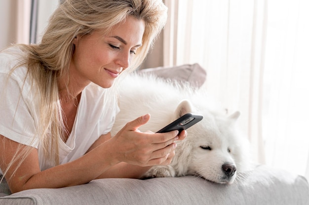 Hermoso perro y mujeres en casa