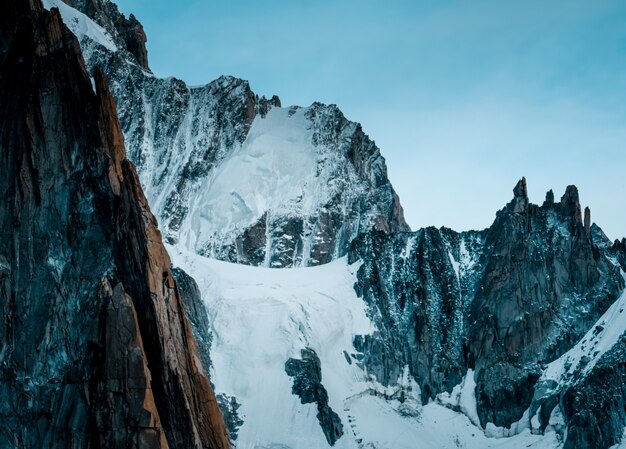 Hermoso plano amplio de los glaciares de Ruth cubiertos de nieve