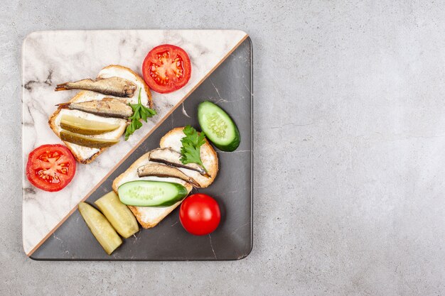 Un hermoso plato con tostadas fritas y espadines.