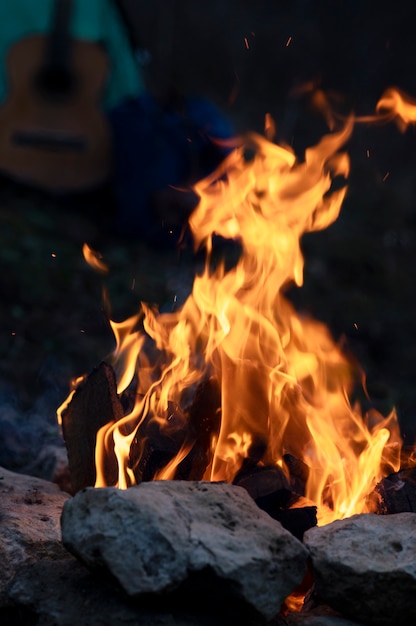 Hermoso pozo de fuego cerca de la zona de acampada de invierno