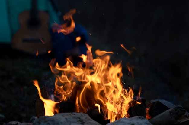 Hermoso pozo de fuego cerca de la zona de acampada de invierno