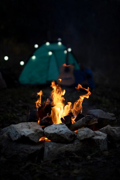 Hermoso pozo de fuego cerca de la zona de acampada de invierno