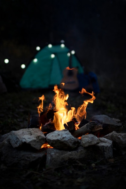 Hermoso pozo de fuego cerca de la zona de acampada de invierno