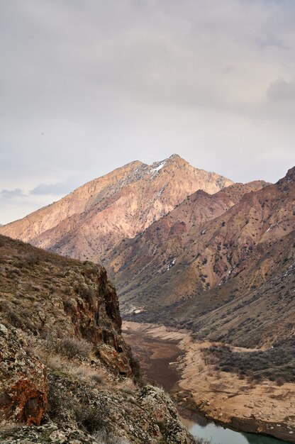 Hermoso primer plano de una cordillera que rodea el embalse de Azat en Armenia en un día nublado