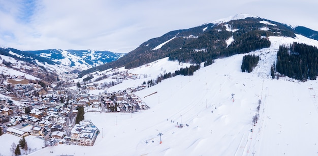 Foto gratuita hermoso pueblo de montaña cubierto de nieve en los alpes en austria