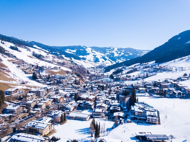 Hermoso pueblo de montaña cubierto de nieve en los Alpes en Austria