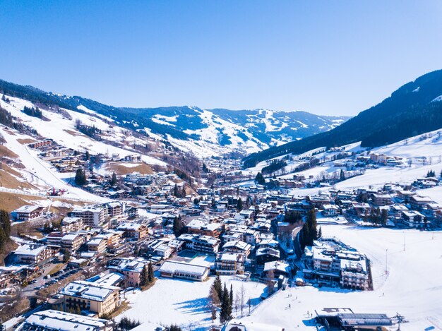 Hermoso pueblo de montaña cubierto de nieve en los Alpes en Austria