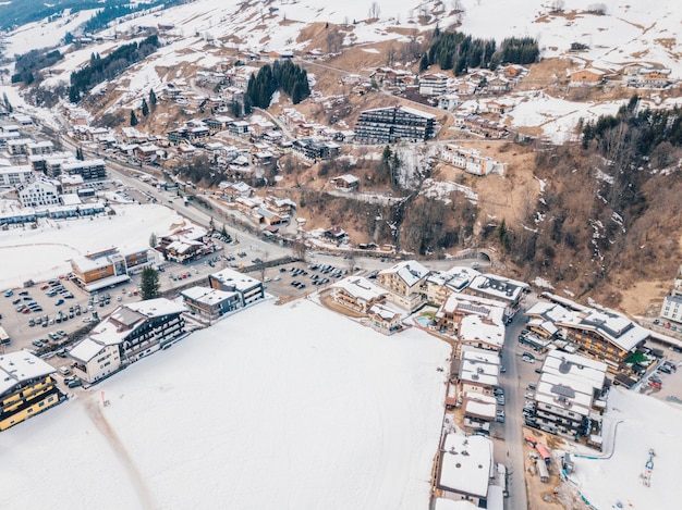 Foto gratuita hermoso pueblo de montaña cubierto de nieve en los alpes en austria