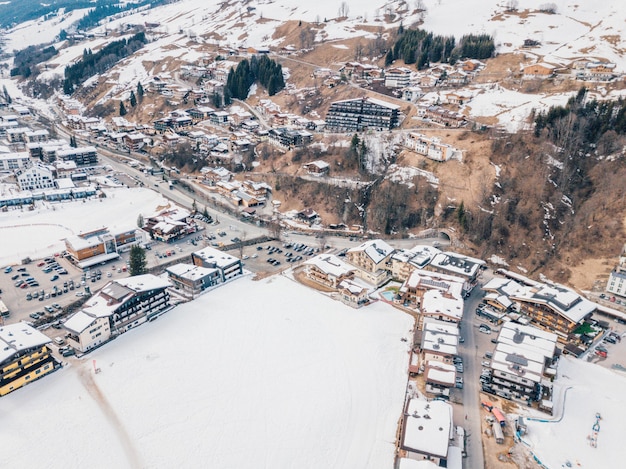 Hermoso pueblo de montaña cubierto de nieve en los Alpes en Austria