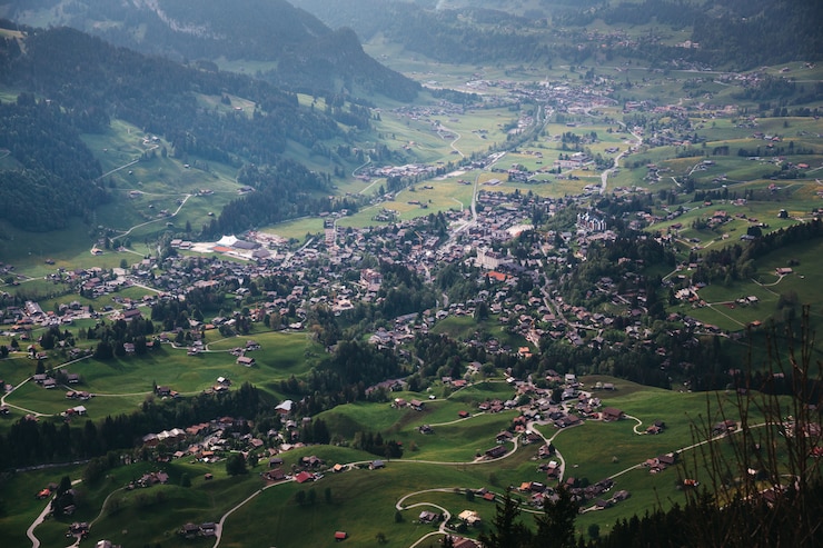 Foto gratuito hermoso pueblo entre las montañas en suiza