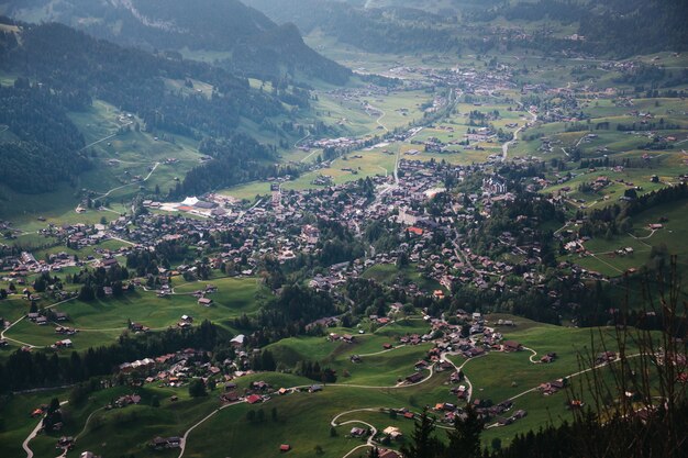 Hermoso pueblo entre las montañas en Suiza