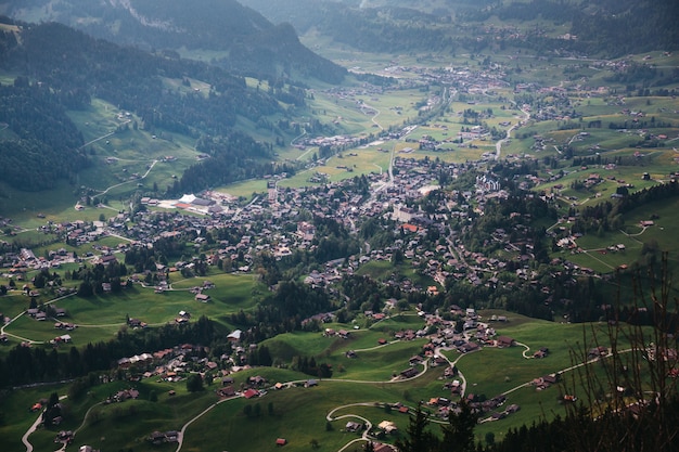 Hermoso pueblo entre las montañas en Suiza