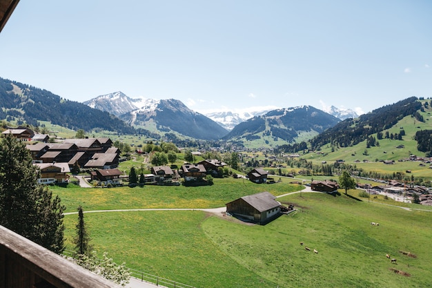 Foto gratuita hermoso pueblo en suiza