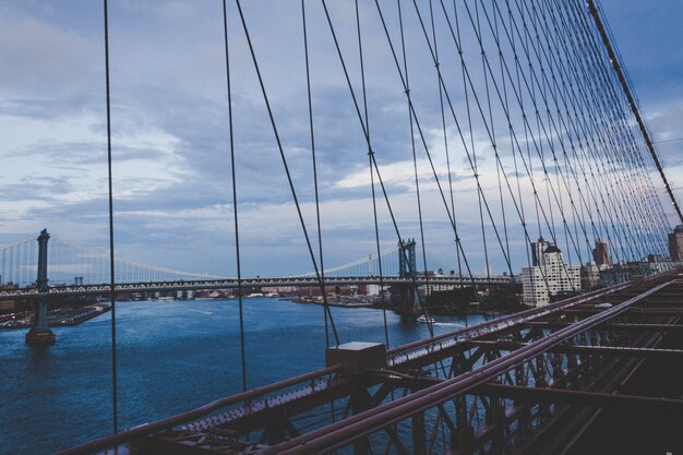 Hermoso puente de Manhattan con la ciudad