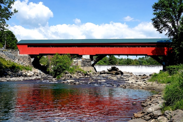 Foto gratuita hermoso puente rojo