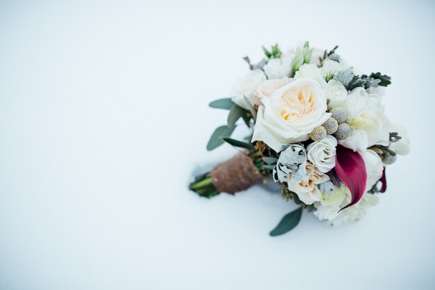 Hermoso ramo de bodas con estilo en la nieve