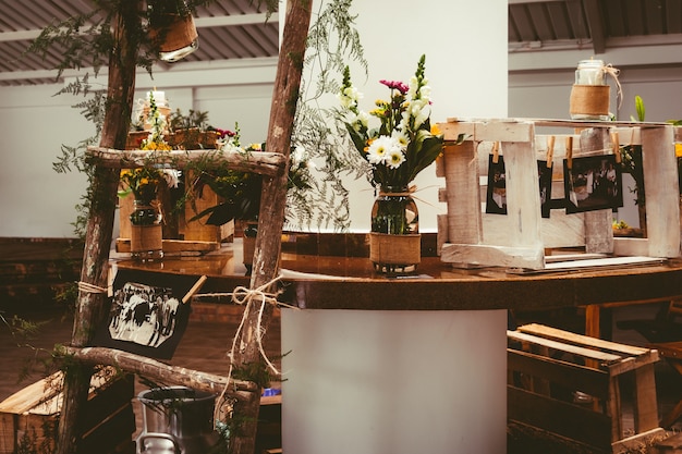 Hermoso ramo de flores en la mesa de madera