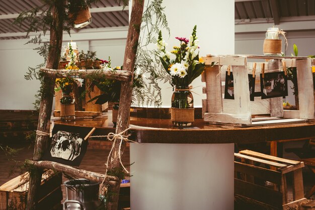 Hermoso ramo de flores en la mesa de madera