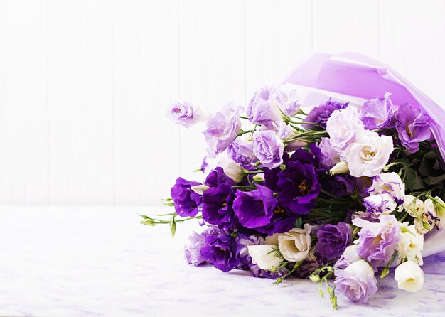 Hermoso ramo de flores mezcla de eustoma blanco, morado y violeta.
