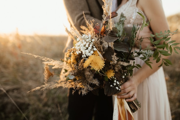 Foto gratuita hermoso ramo de flores silvestres en manos de la novia.