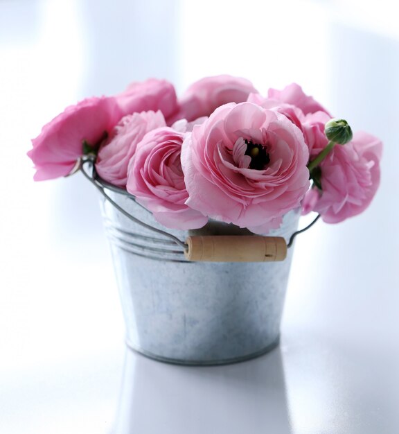 Hermoso ramo de flores sobre la mesa