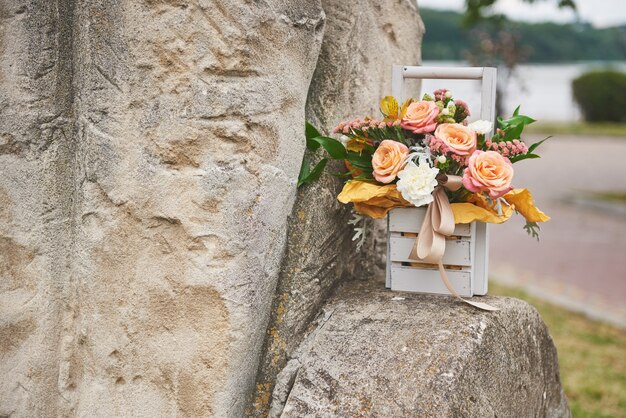 Hermoso ramo en un jarrón Decoración de flores en ceremonia de boda.