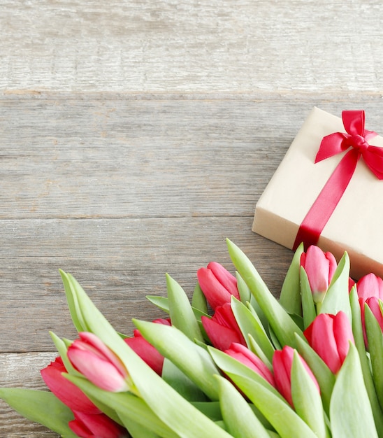 Hermoso ramo de tulipanes y caja de regalo