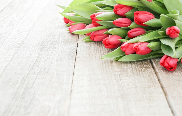 Hermoso ramo de tulipanes en mesa de madera