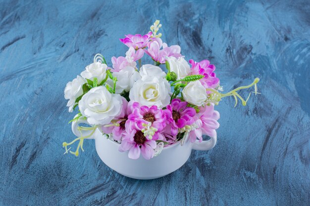 Hermoso ramo de varios tipos de flores en azul.