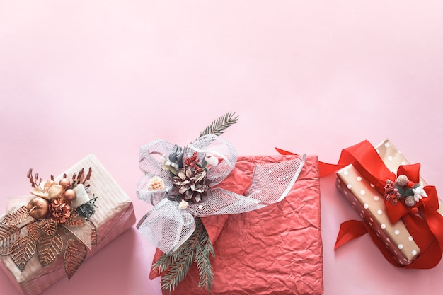 Hermoso regalo caja de vacaciones sobre un fondo rosa