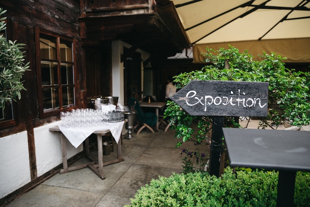 El hermoso restaurante está decorado con greens.