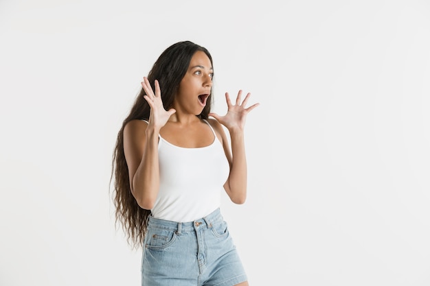 Foto gratuita hermoso retrato femenino aislado. joven mujer afroamericana emocional con cabello largo. expresión facial, concepto de emociones humanas. asombrado, emocionado.