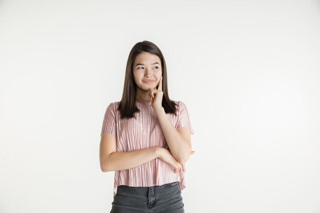 Hermoso retrato femenino de medio cuerpo aislado en blanco studio