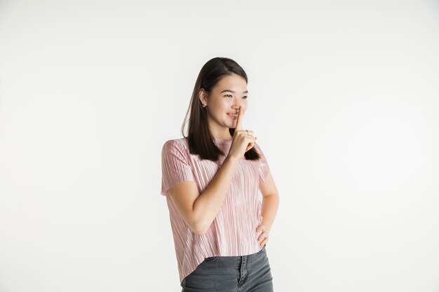 Hermoso retrato femenino de medio cuerpo aislado en blanco studio