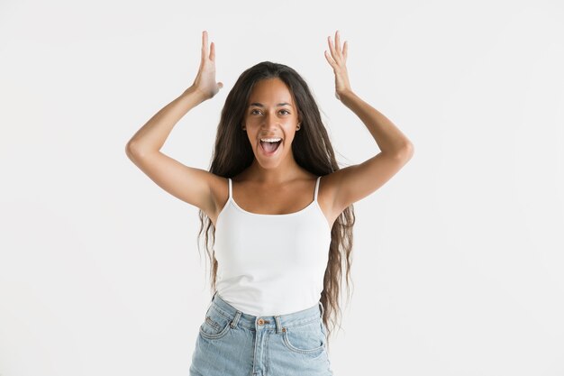 Hermoso retrato femenino de medio cuerpo aislado en blanco