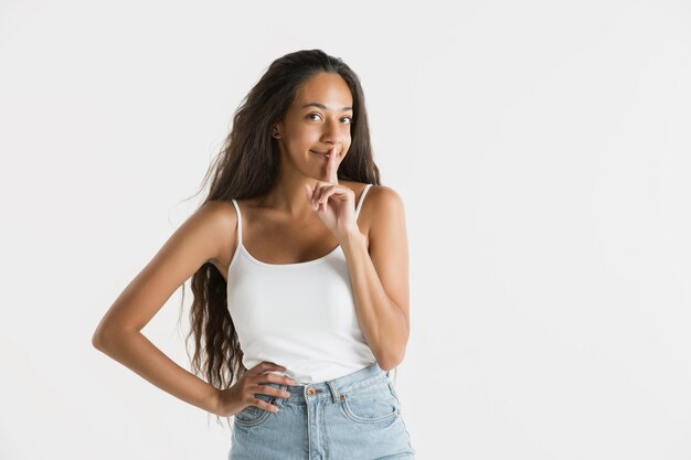 Hermoso retrato femenino de medio cuerpo aislado en blanco