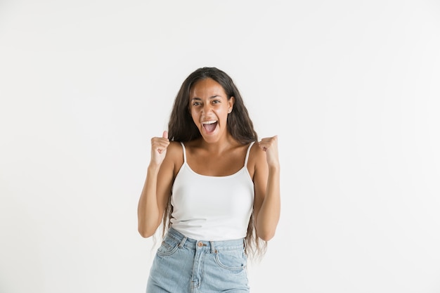 Foto gratuita hermoso retrato femenino de medio cuerpo aislado en blanco