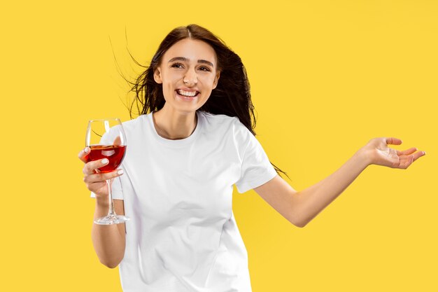 Hermoso retrato femenino de medio cuerpo aislado en espacio amarillo. Mujer sonriente joven. Expresión facial, verano, fin de semana, concepto de resort.