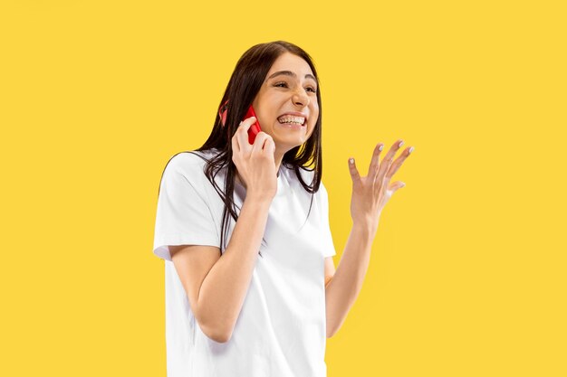 Hermoso retrato femenino de medio cuerpo aislado en espacio amarillo. Mujer sonriente joven. Expresión facial, verano, fin de semana, concepto de resort.