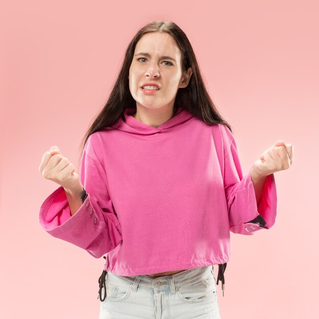 Hermoso retrato femenino de medio cuerpo aislado en estudio rosa