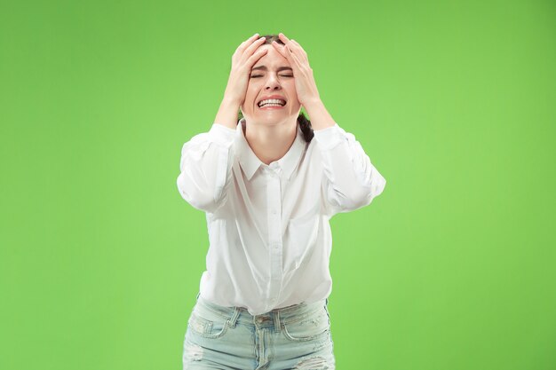 Hermoso retrato femenino de medio cuerpo aislado en estudio verde de moda