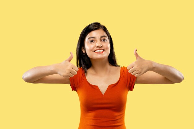 Hermoso retrato femenino de medio cuerpo aislado. Joven mujer india emocional en vestido mostrando el signo de ok. Espacio negativo. Expresión facial, concepto de emociones humanas.