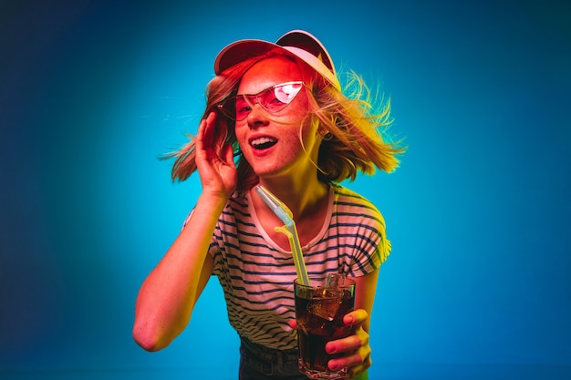 Foto gratuita hermoso retrato femenino de medio cuerpo aislado en luces de neón azules