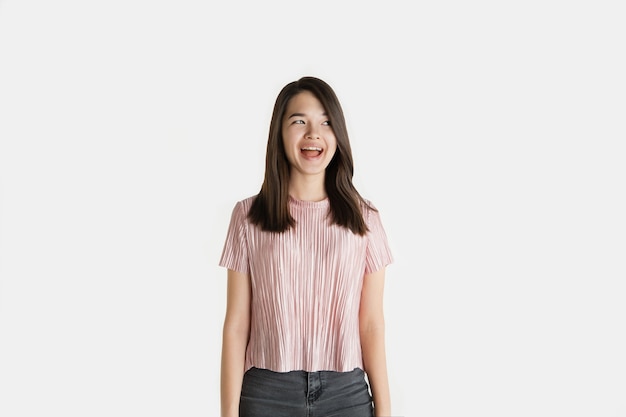 Hermoso retrato femenino de medio cuerpo aislado sobre fondo blanco de estudio. Mujer joven emocional en ropa casual. Las emociones humanas, el concepto de expresión facial. Locamente feliz, gritando, riendo.