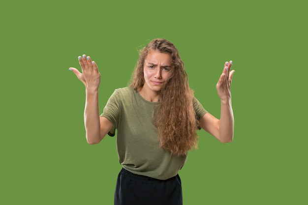 Foto gratuita hermoso retrato femenino de medio cuerpo aislado en verde