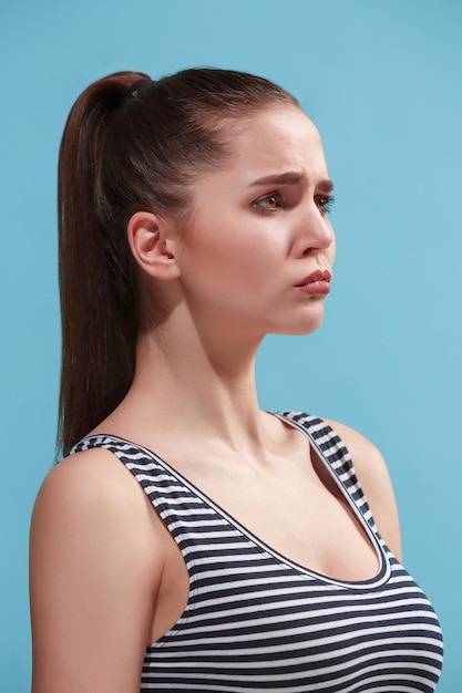 Hermoso retrato femenino de tres cuartos. aislado en azul