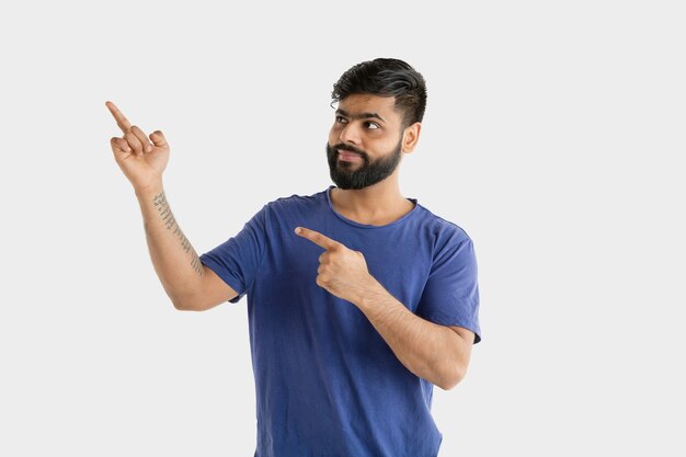 Hermoso retrato masculino de medio cuerpo aislado en blanco