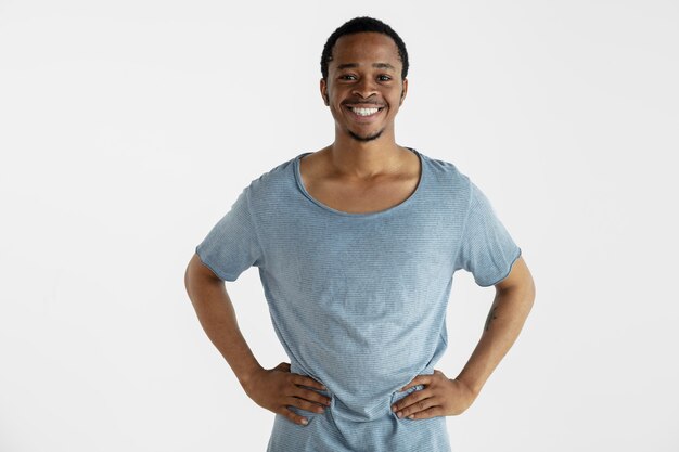 Hermoso retrato de medio cuerpo masculino aislado sobre fondo blanco de estudio.