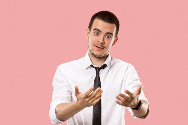 Hermoso retrato de medio cuerpo masculino aislado sobre fondo de color rosa studio